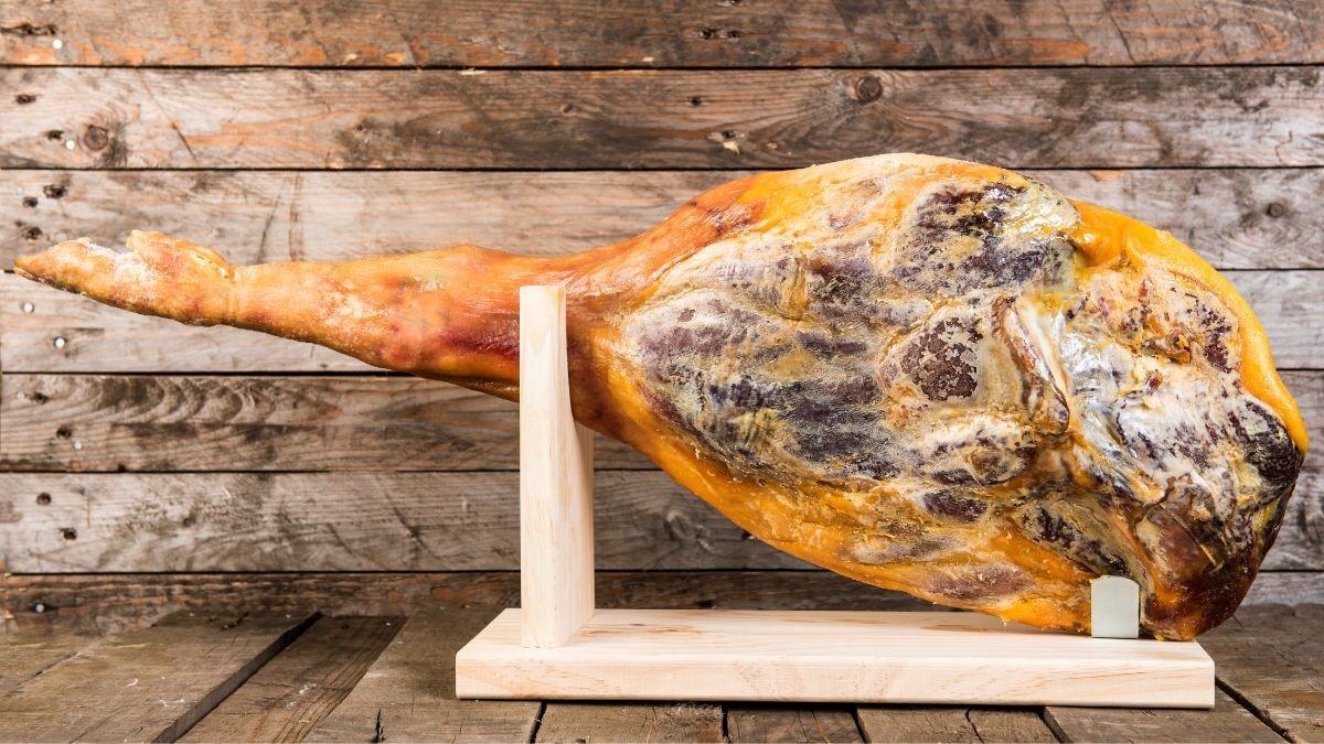 El Corte Inglés lowers the price of 100% Iberian acorn-fed ham in a flash offer that gives away a Rioja wine