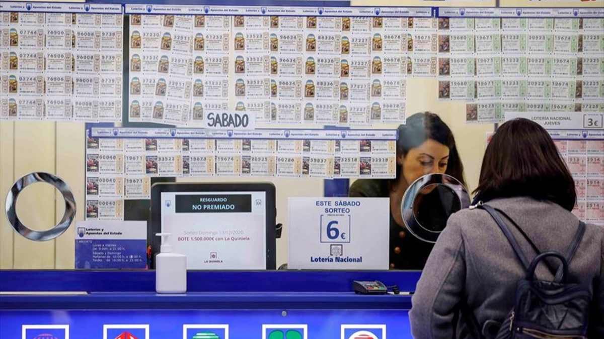 A homeless woman who was begging at the door of a supermarket spent one euro on a Bonoloto ticket and won a prize of more than 1 million euros