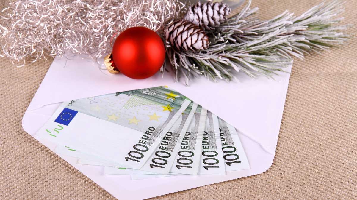 A millionaire always gave 10,000 euros to his family for Christmas until he discovered that they were spending it all: he changed his gifts radically