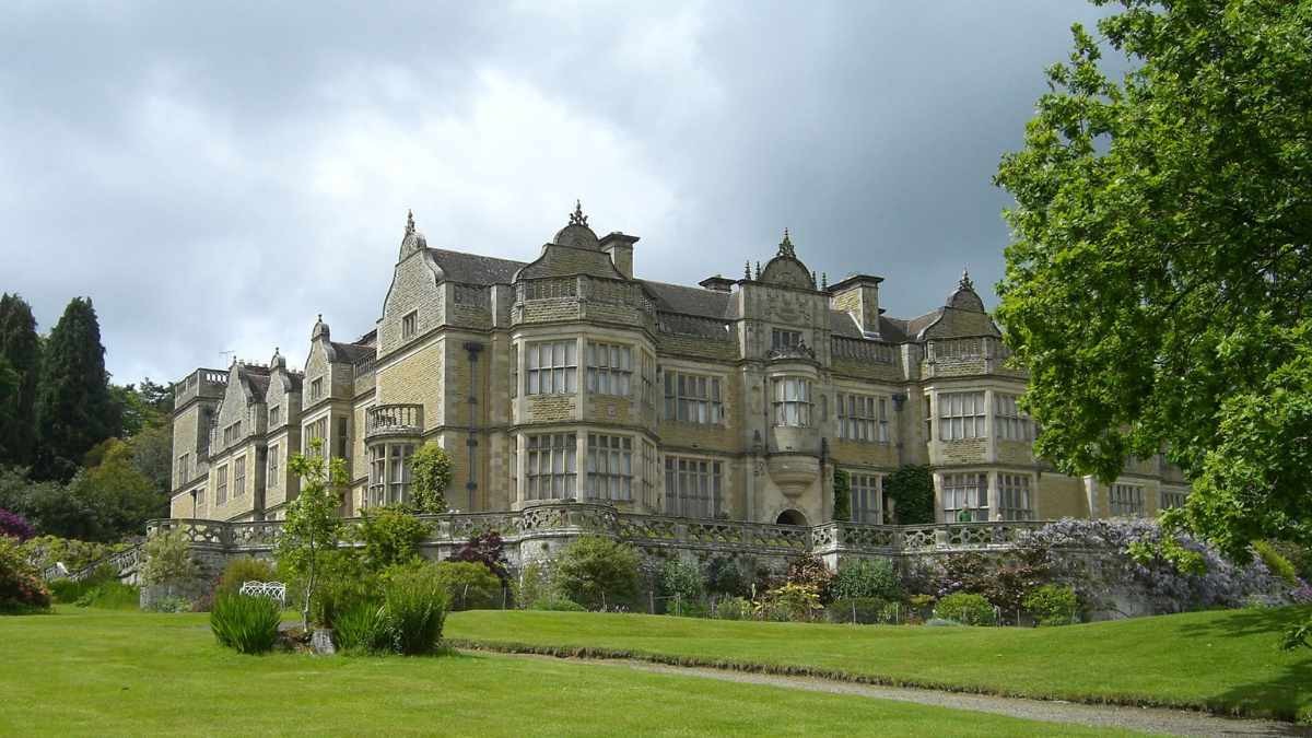 A woman receives an unexpected inheritance: an 88-room house that ends up appearing in a well-known movie