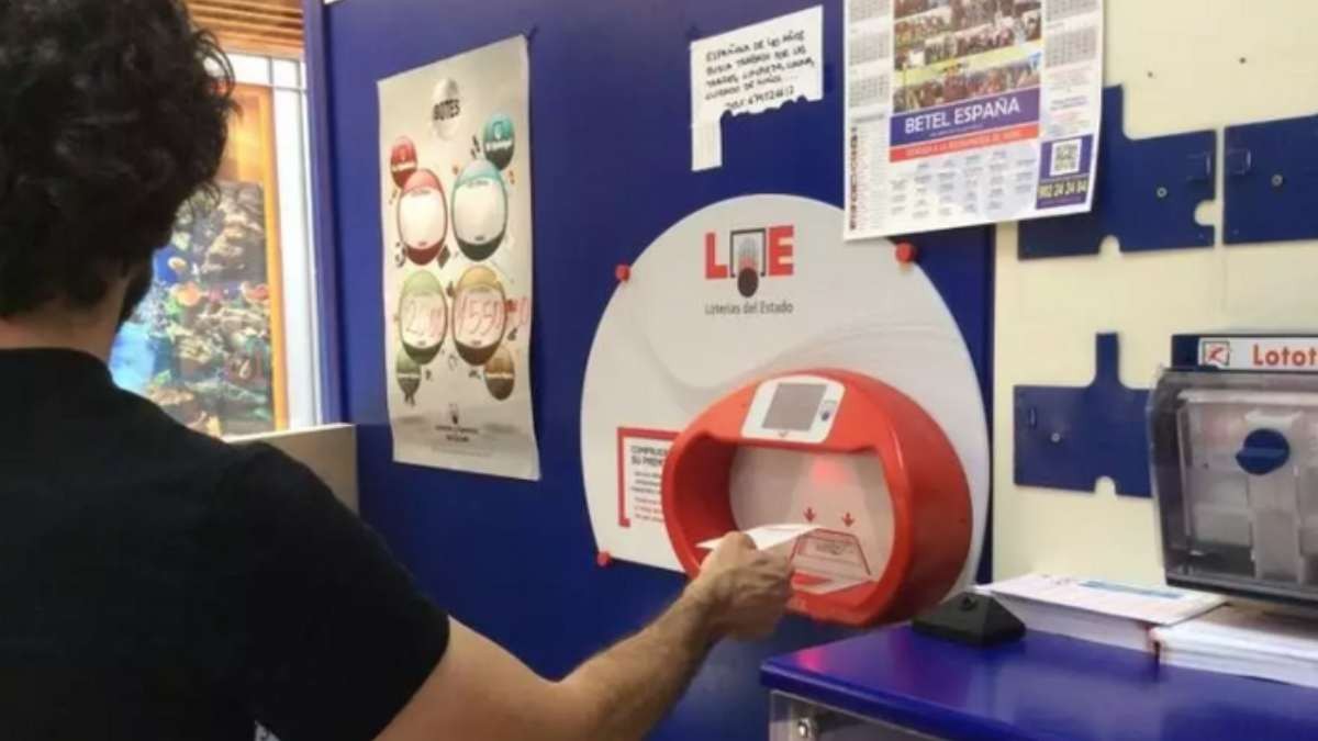 A young man wins more than 120,000 euros in the lottery thanks to his mother and decides not to tell her that he has won the prize