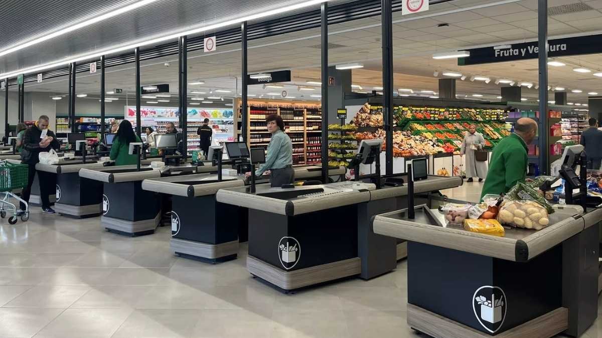 Until what time are supermarkets open on December 31?