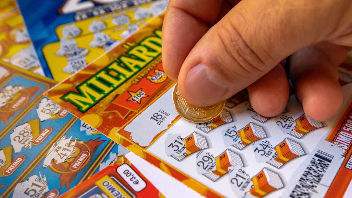 A homeless man who asked at traffic lights spent 5 euros on a 'scratch and win' and took a prize of 300,000 euros