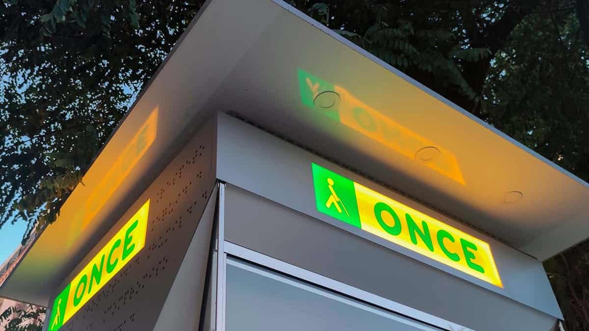 An eleven employee loses permanent disability despite his blindness because he can exercise his usual profession without "limitations"