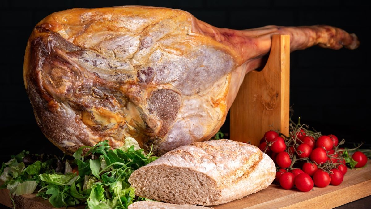 Carrefour offers an Iberian ham 'Serie Oro' that weighs 7 kilos in its 'Super price' promotion