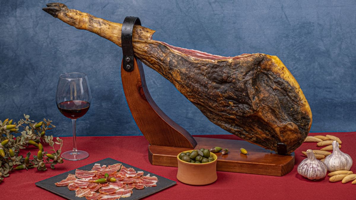 The Spanish Iberian Serrano ham, winner of the gastronomic 'Oscar', lowers the price of its Gran Reserva