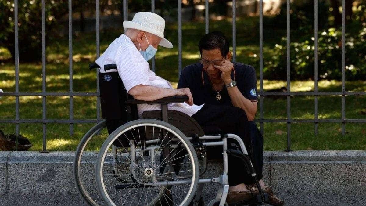 The new aid of up to 2,550 euros for those who live with people over 65 years of age: requirements and how to request it