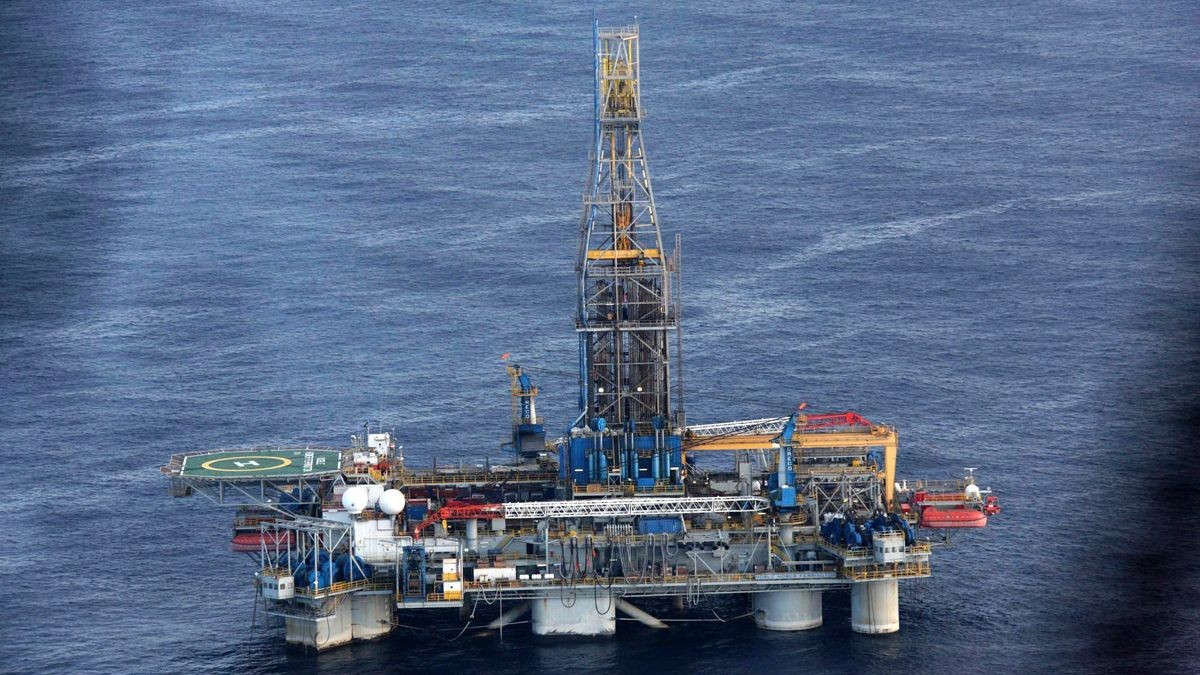 They discover an oil site that will revolutionize the economy of a small country
