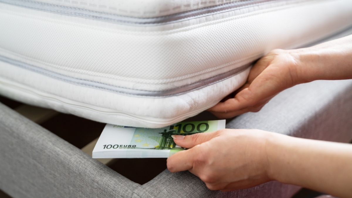 Finance warns of the consequences of saving money under the mattress