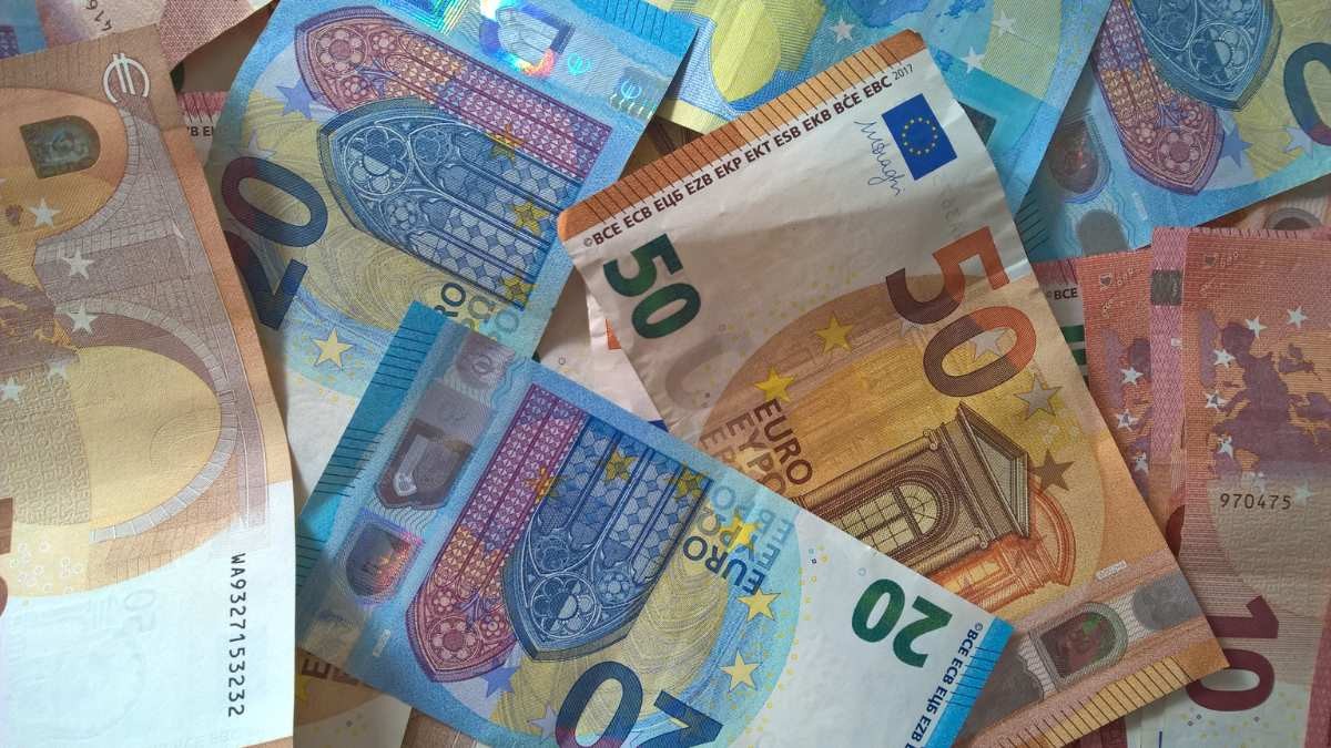 How much money you can give to a relative without paying taxes if you make a transfer