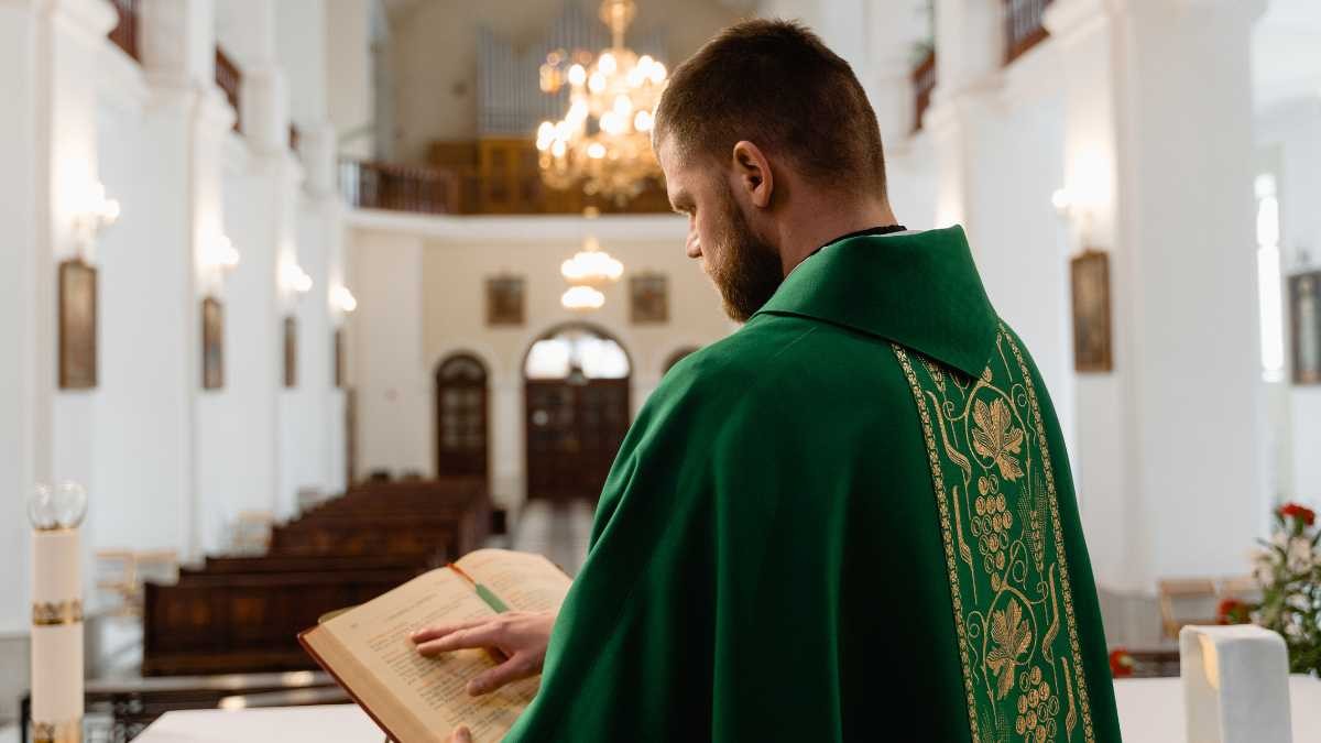 Who stays with the inheritance of a priest in Spain