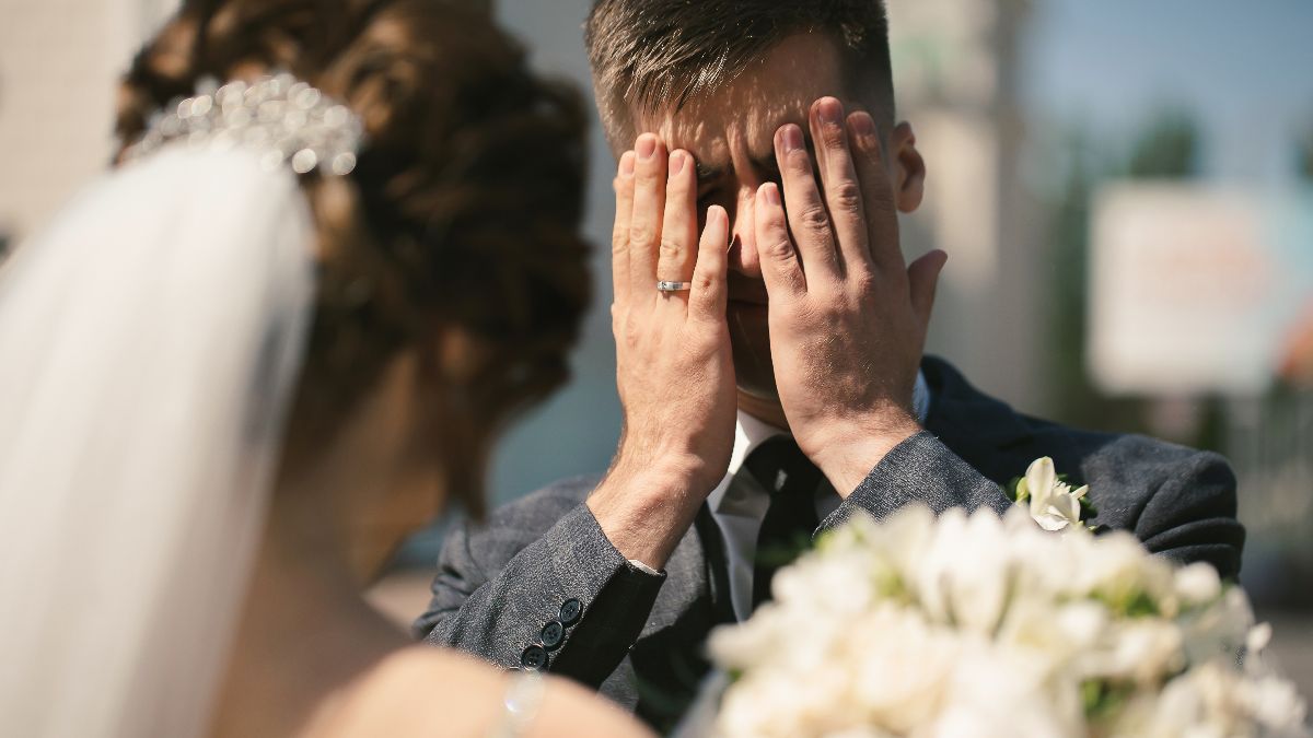 Treasury interrupts their wedding banquet to notify them of the catering embargo and pay a debt to 100 guests: "Not even the alleged criminals are treated like this"