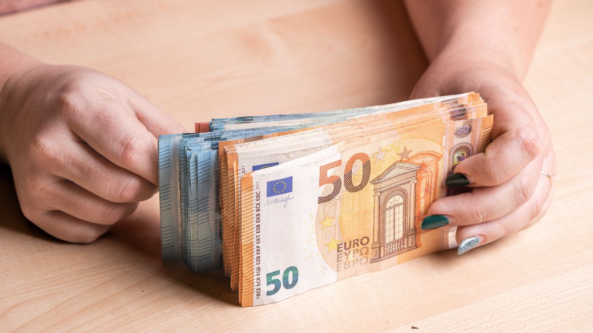 A daughter gets rid of paying more than 10,326.52 euros of her parents' debts with the neighborhood community: appearing in a deed does not imply accepting the inheritance