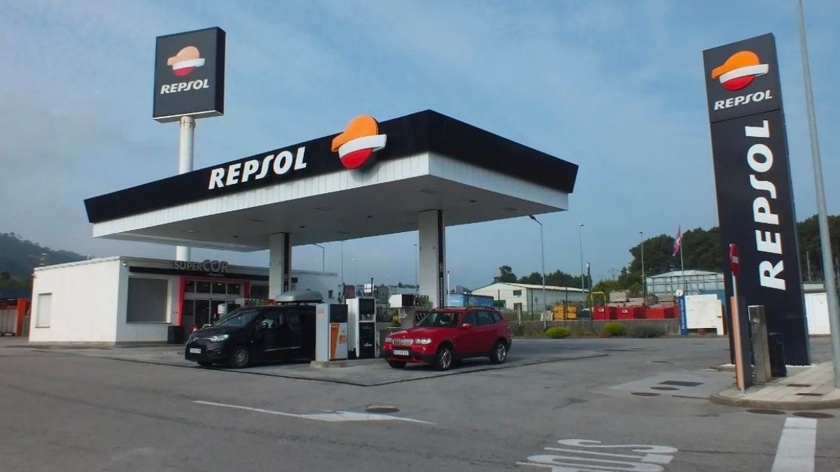 The price of gasoline and diesel falls back 0.2% and filling the tank is up to 6.4 euros cheaper than last year