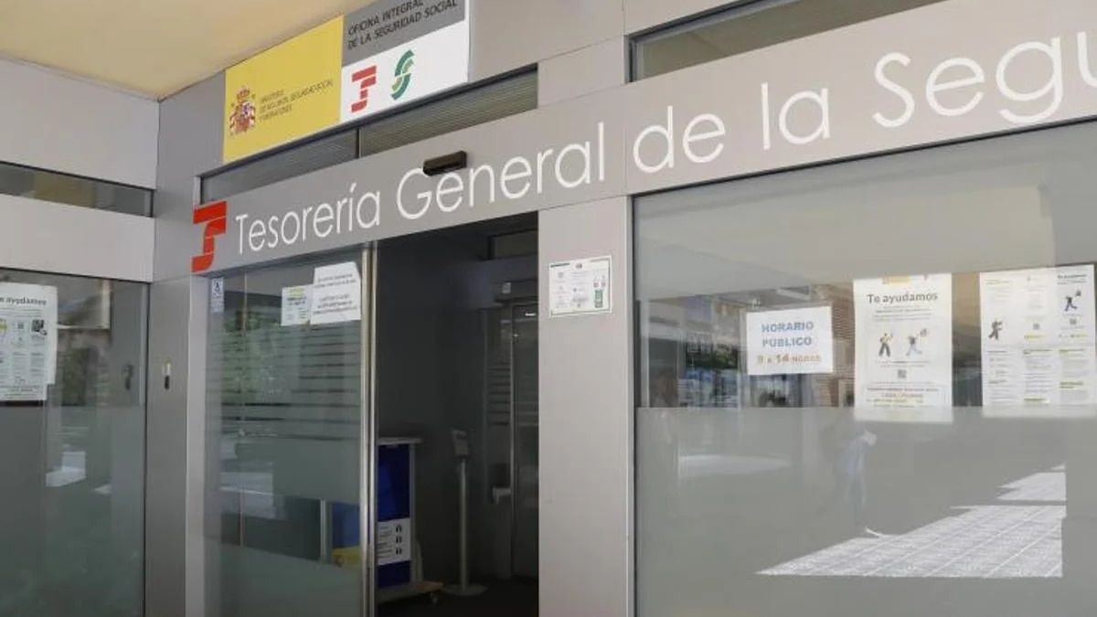 Social Security will suspend the retirement pension if another incompatible benefit is being charged and this is a lower amount, although the sum of both does not exceed the maximum limit