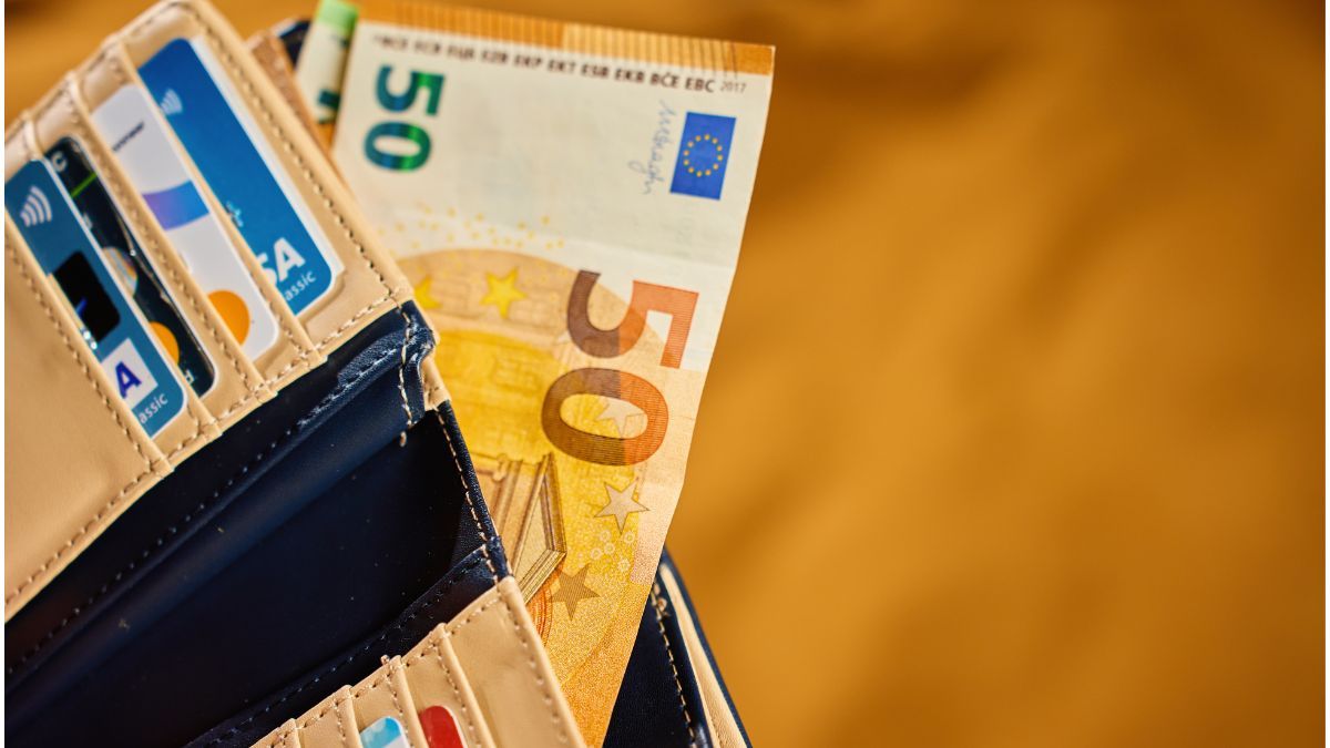 A woman loses her wallet with 800 euros and finds a note in the mailbox: "Call me to this phone"