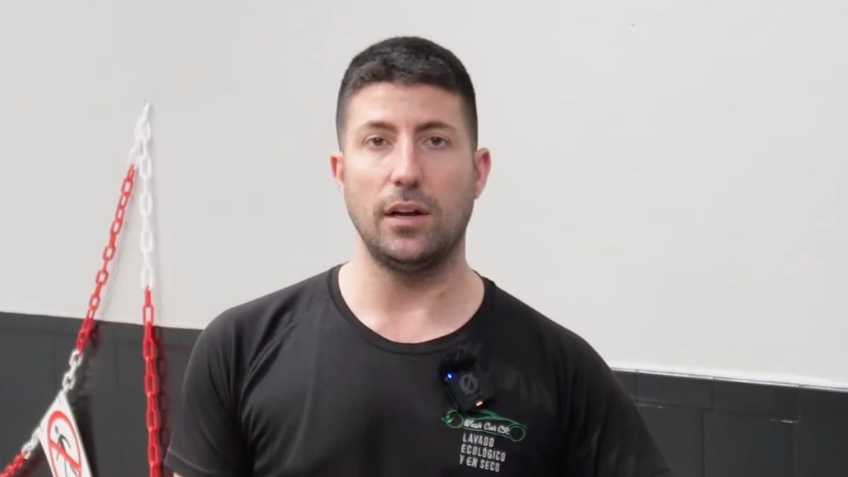 Manuel (38), Cleaning of cars, about what he earns working: "In one day I got to invoice 1,600 euros, but it is hard work with back pain and be crouched all day"