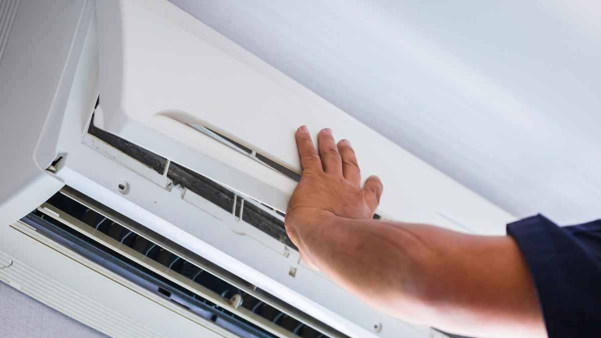 An air conditioning expert calculates that using it ten hours a day in the middle of summer translates into less than two euros per day of light
