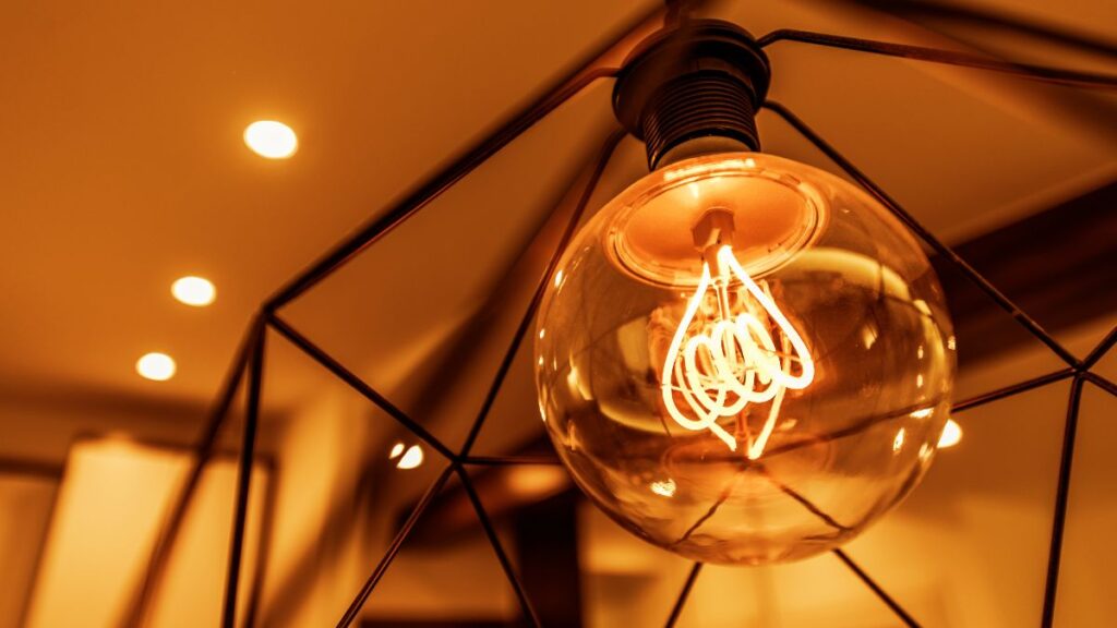 The price of light today Sunday, August 24, 2025: the cheapest hours and faces within the PVPC