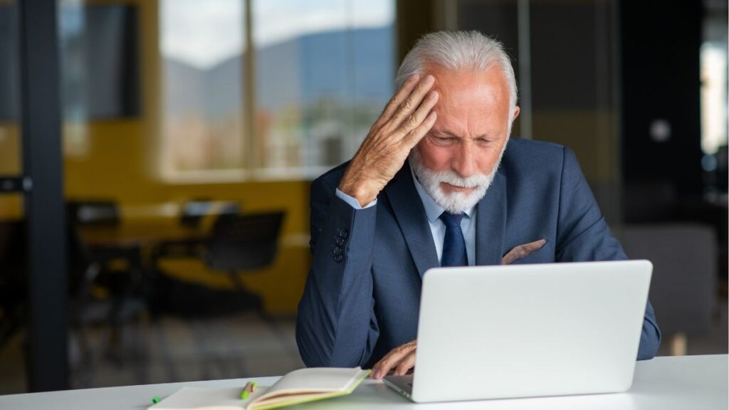 A worker more than 30 years old must choose between early retirement and accept 255,000 euros or continue in the company with a risk of dismissal