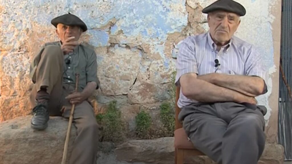 Isidro and Moses, the retirees who predicted the last crisis: "Young people do nothing more than waste and then they don't have ... What will they have?"