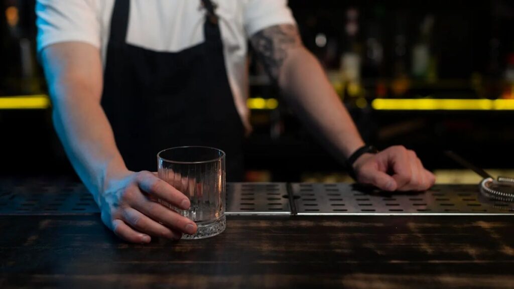 This is the salary that a waiter should charge in Spain, according to a hotelier: "Between 1,700 euros and ..."