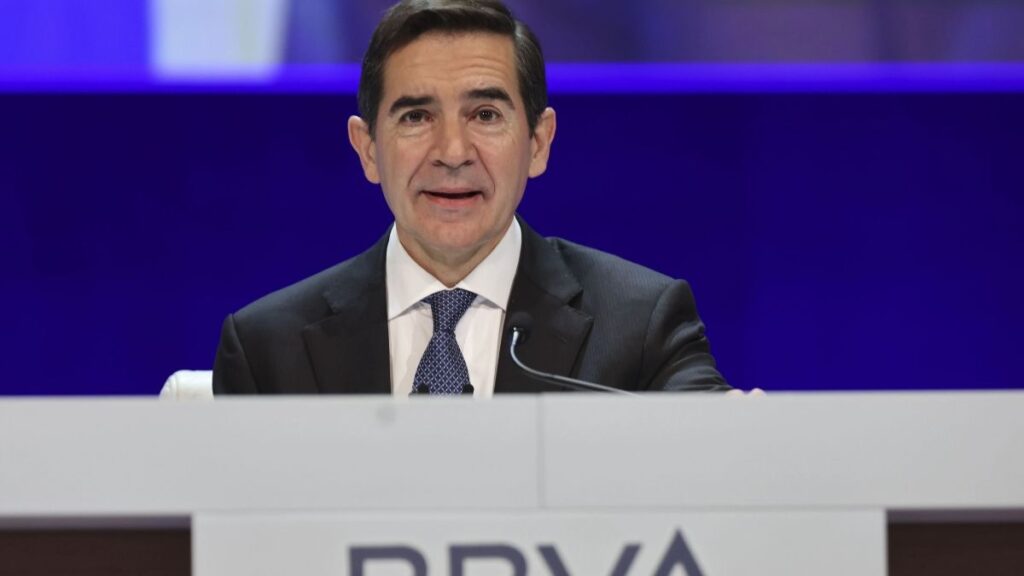 BBVA analyzes the synergies of the OPA to Sabadell while the condition imposed by the Government remains active