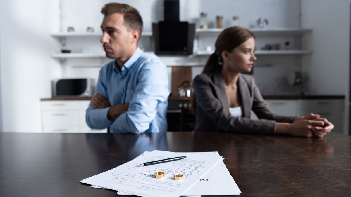 Two lawyers specialized in divorces teach two ways to protect your money in conflicting marriages