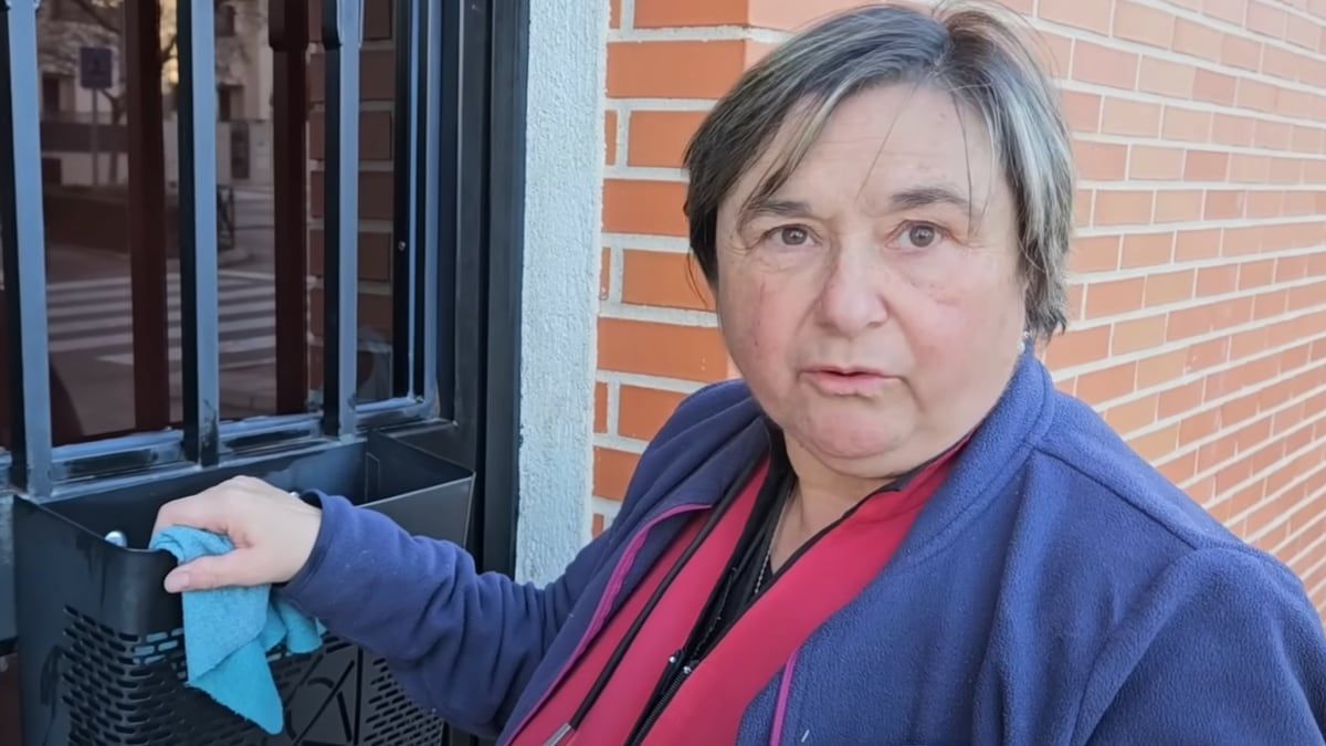 María Jose (60 years), cleaner: "I charge 300 euros per month for three portals, it is very little for everything we do"