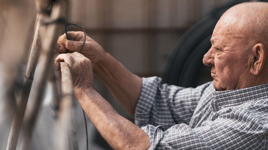 A 77 -year -old retiree now works by downloading trucks: "This is not to collect a pension, it is having to work daily"
