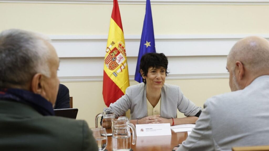 The partial retirement of the officials focuses the requests of the unions for the new political course: "It must be imminent"