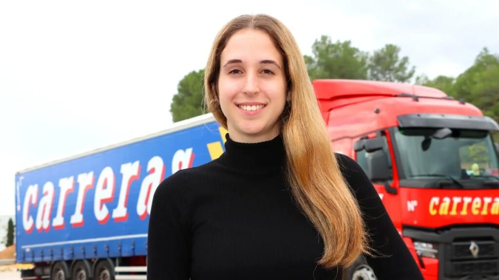 Andrea García, the youngest truck in Spain with 22 years: "I work 8 hours, win 2,000 euros and I plan to dedicate myself to this all my life"