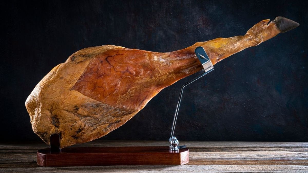 The English Court surprises with the reduction of a 100% Iberian Black Pata Ham and gives a acorn loin cane
