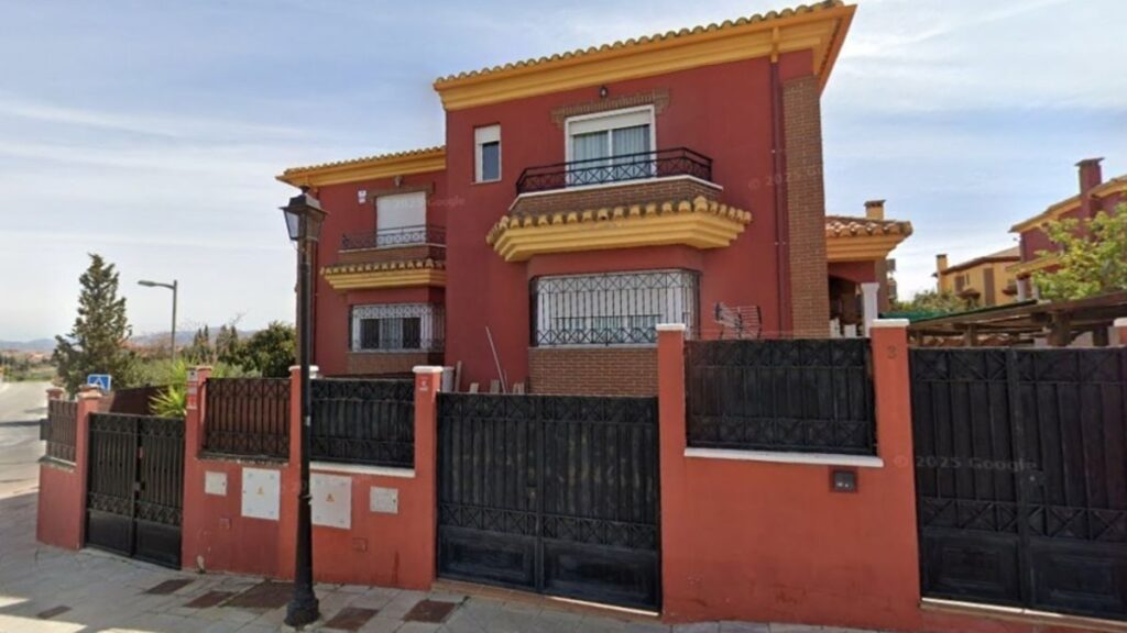 CaixaBank puts on sale a villa with 342 meters, 4 bedrooms and fireplace, for only 46,600 euros