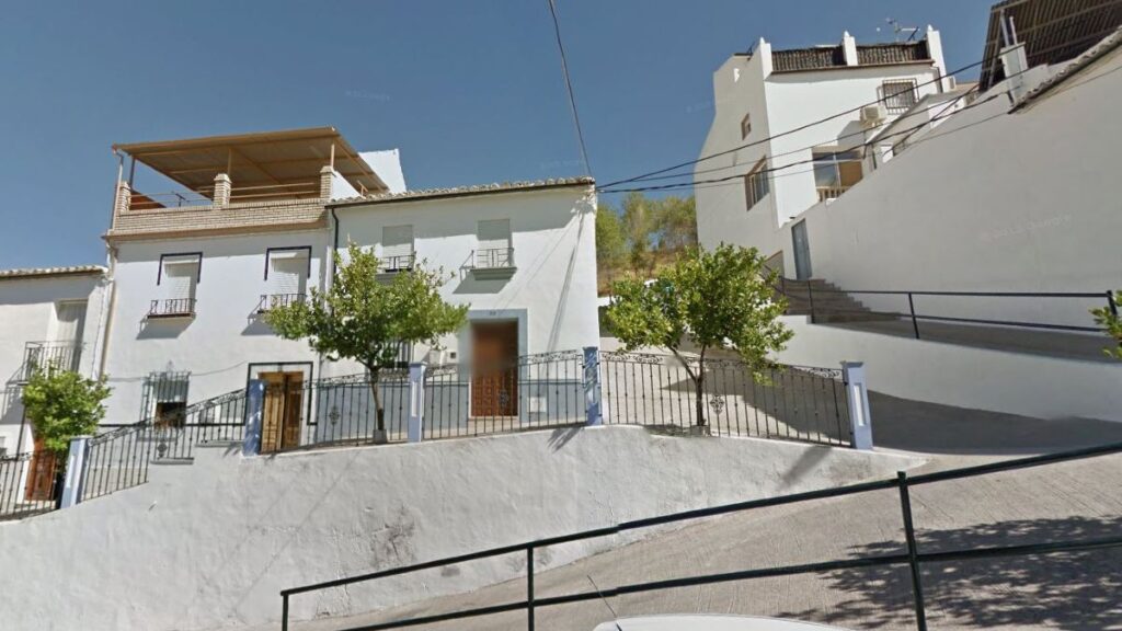 Solvia puts on sale a townhouse with 130 meters, 3 bedrooms and large terrace, for only 25,200 euros