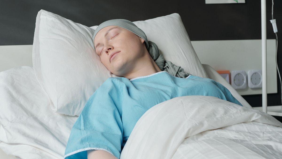 Social security denies permanent disability to an administrative with cancer and fibromyalgia because their ailments "do not prevent it from moving and developing sedentary activities" and justice orders to grant the absolute