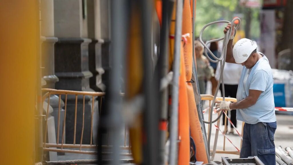 The construction employer warns that a stricter time record would cut up to 27% salaries