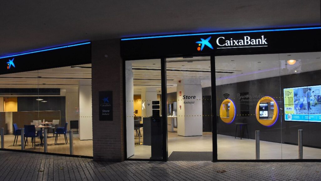 CaixaBank gives 250 euros, a Samsung 4K Smart TV or a 400 euros coupon to meet these requirements