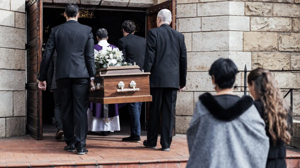 A heiress forced to pay more than 4,267.48 euros for his brother's burial for a funeral service that she did not hire