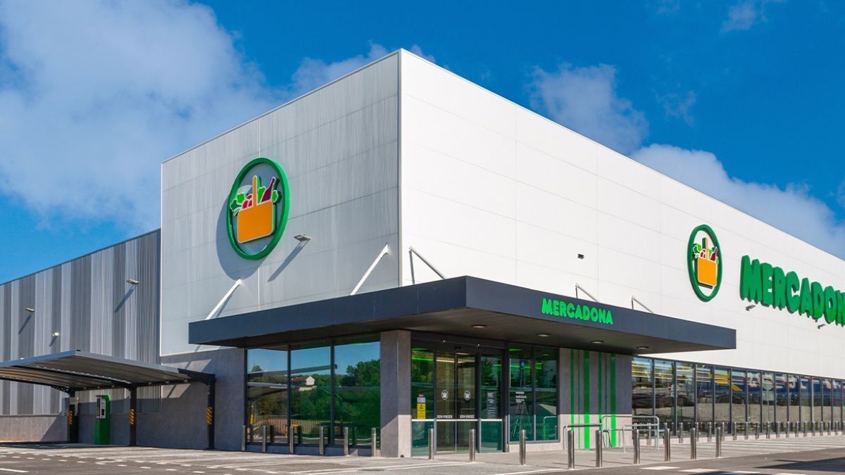 What days the supermarkets close in Spain during the month of September