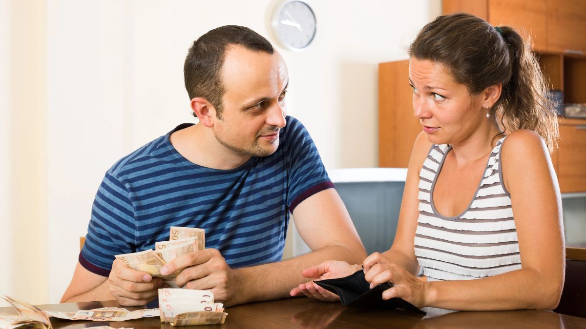 A woman pays 400 euros in rent to her partner to live in her house and experts warn: “she has no legal protection”