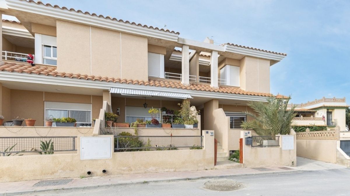 CaixaBank offers a 3-bedroom villa, patio, furnished kitchen and in good condition on sale, for only 35,200 euros