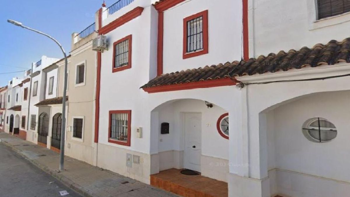 Banco Santander offers a house in good condition with 165 meters and 3 bedrooms for sale for only 35,000 euros