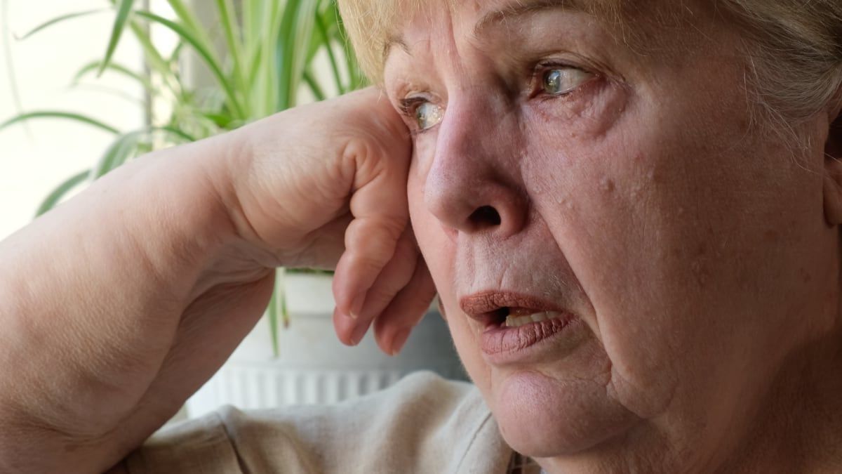 A 70-year-old woman loses her retirement pension after having contributed more than 15 years to Social Security because she did not meet the specific deficiency