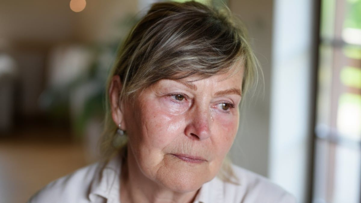 A woman loses her widow's pension of 1,576.74 euros despite living with her partner for 22 years and having two children together because she is not registered as a de facto couple