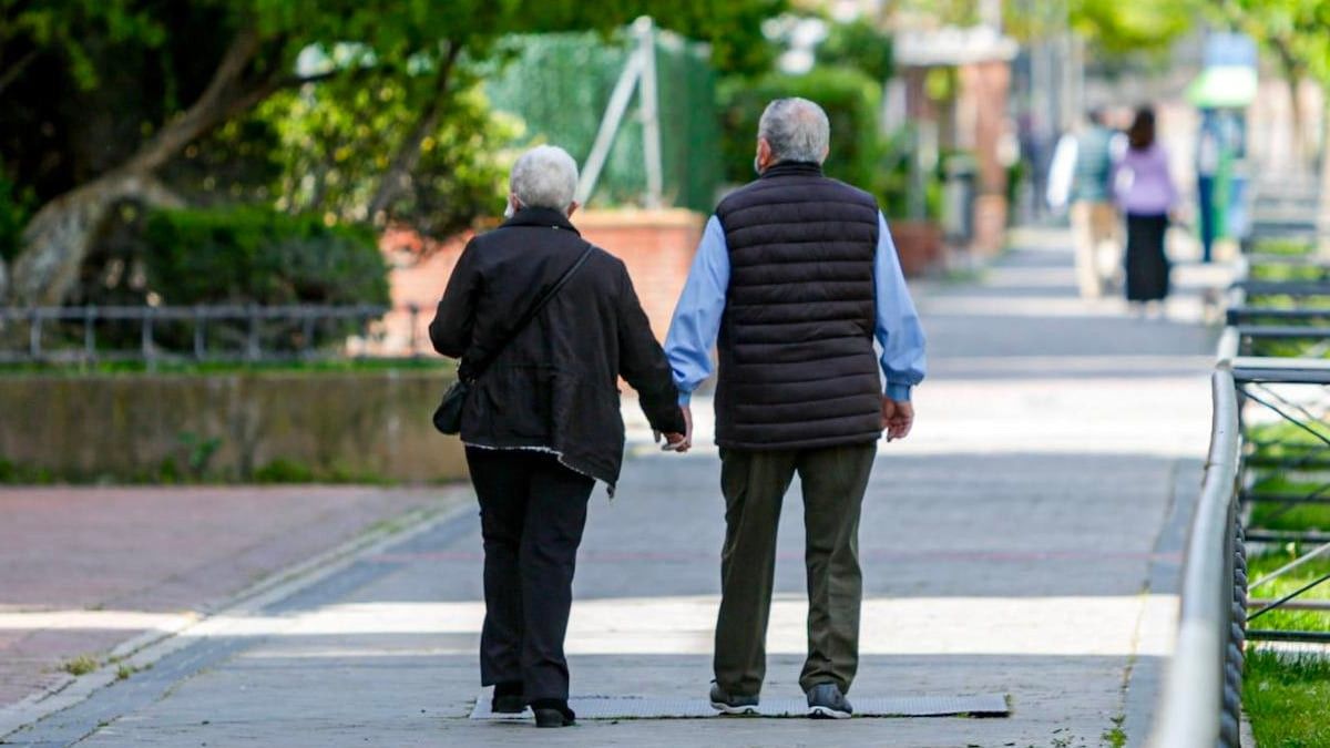 Two out of three Spaniards believe that the average pension is less than the SMI, but it is greater