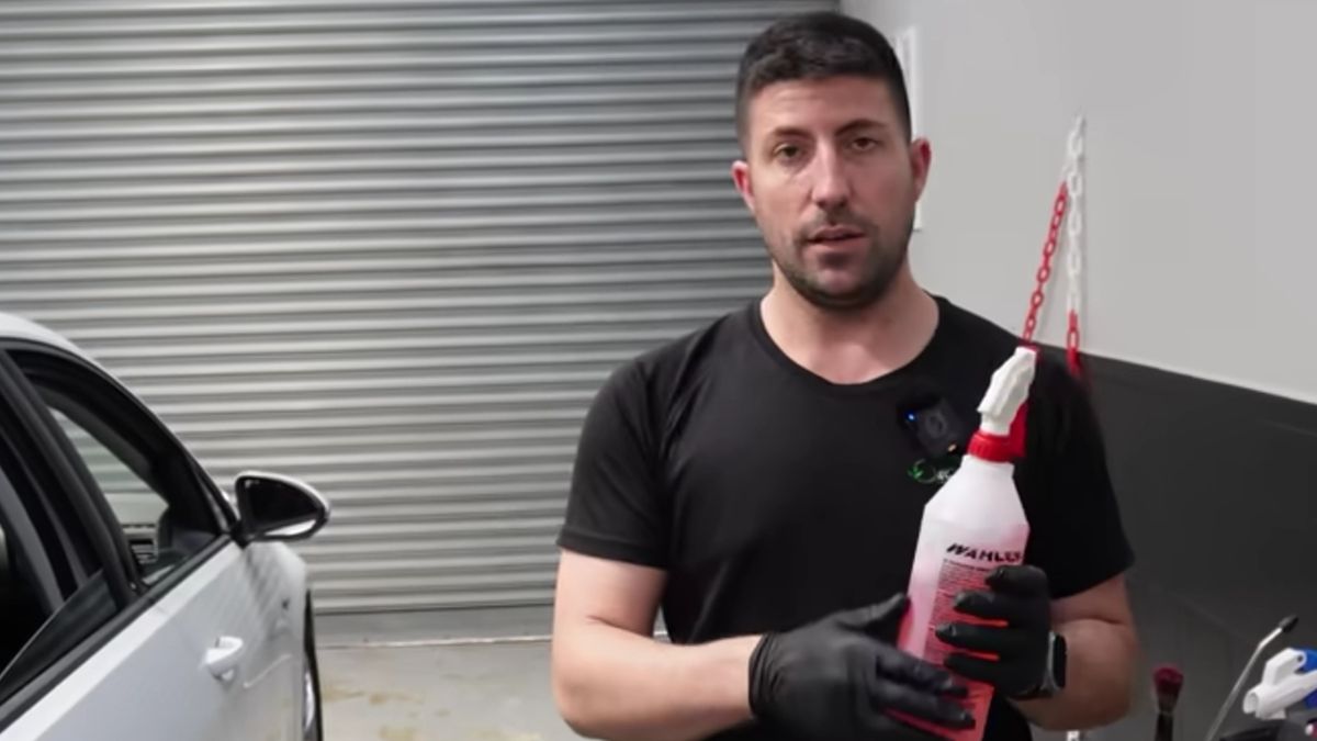 Manuel, owner of a car washing business, bluntly: “Cleaning 5 cars a day I make 15,000 euros per month”