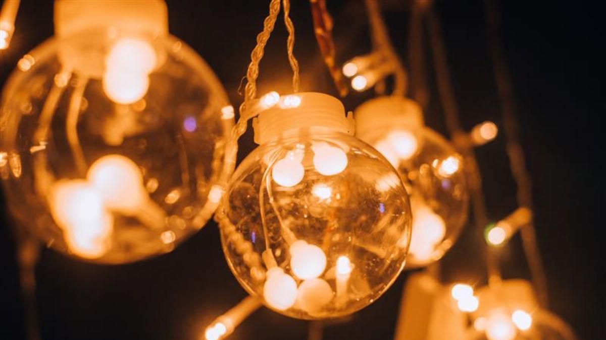 The price of electricity today, Saturday, November 1, 2025: the cheapest and most expensive hours within the PVPC