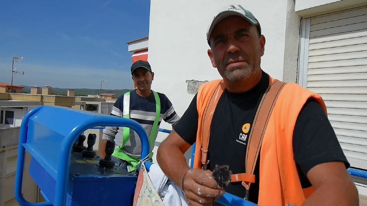 Francisco Padilla, a bricklayer since he was 17, speaks clearly about his salary: "At the lowest price, about 1,300 euros. Added to this are the two double payments per year"