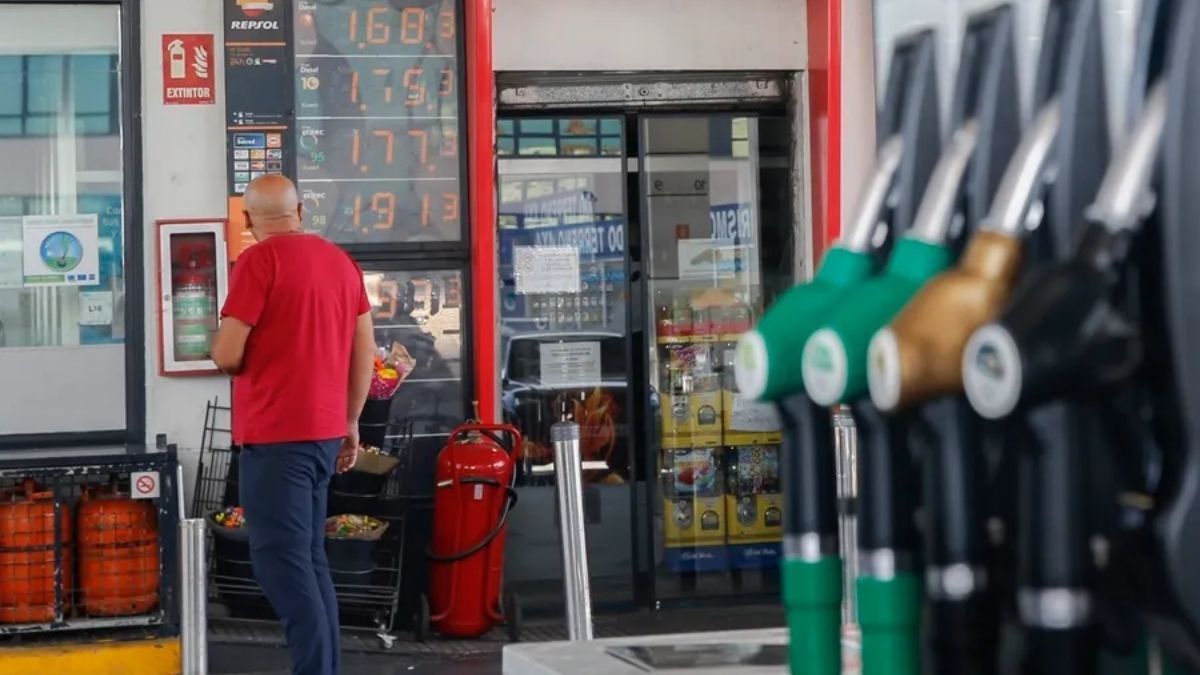 The price of gasoline increases although diesel is paid at 0.96 cents at this gas station